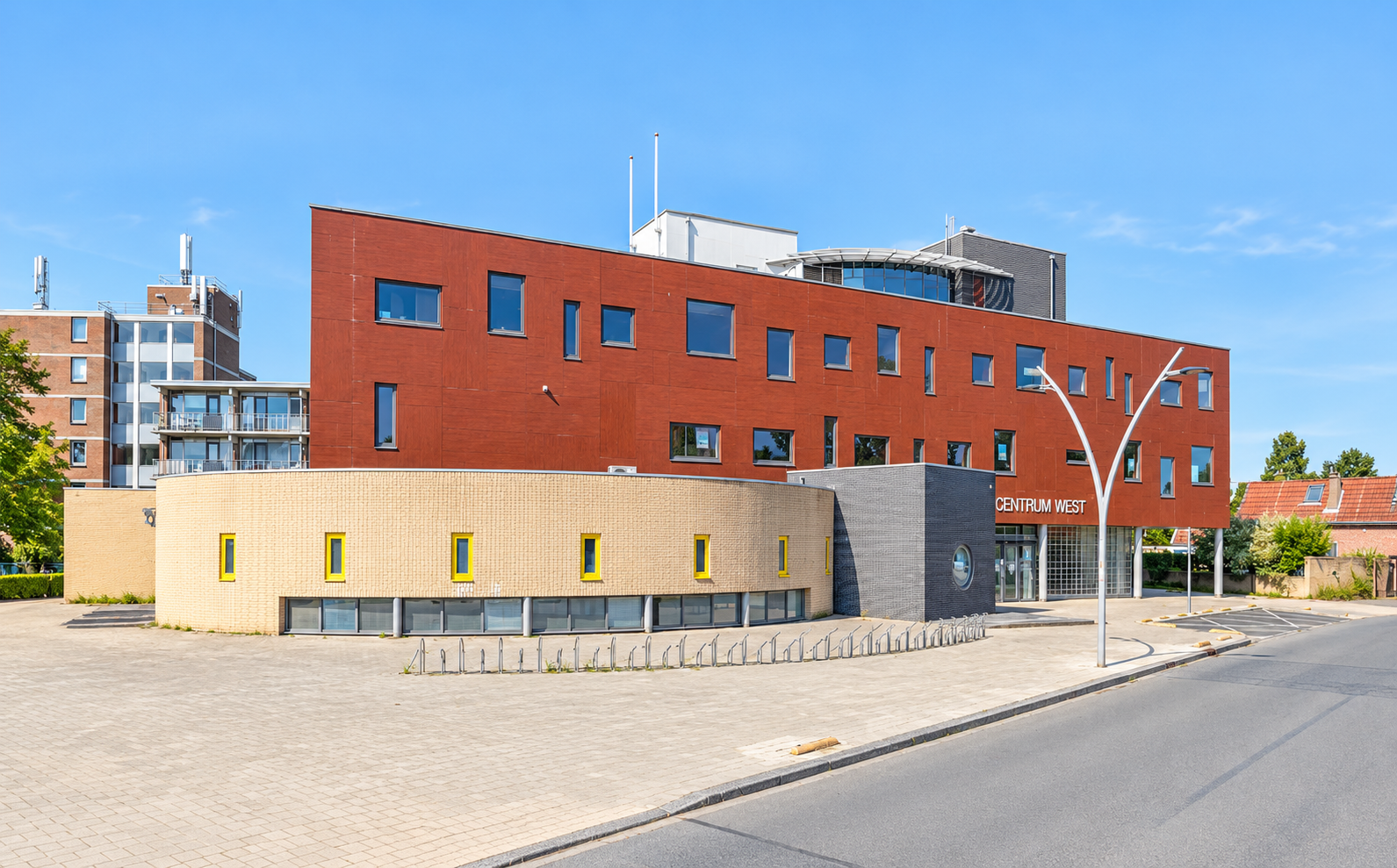 Het beoogde pand voor Lutra Zorg, met lichtgele voorgevel en entree aan de straat
